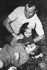 Gagarin with his daughters Lenochka and Galya (http://www.russianarchives.com/gallery/gagarin/gag ())